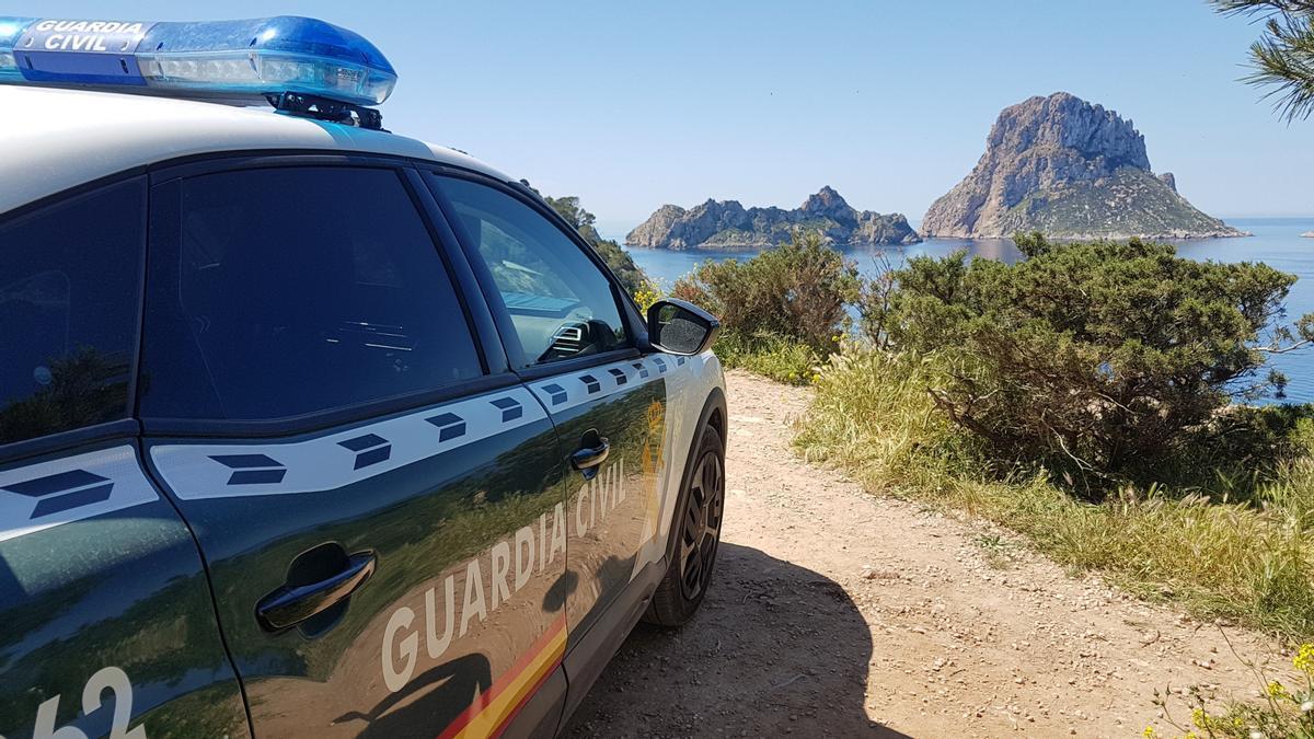 Coche de la Guardia Civil en Ibiza.