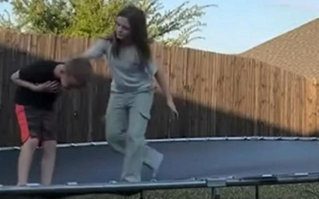 La niña, auxiliando a su hermano.