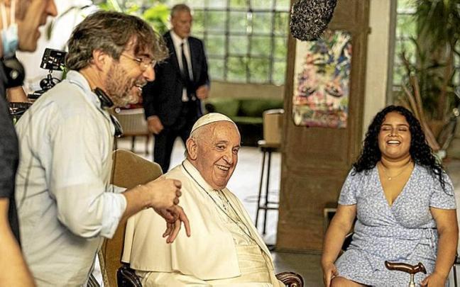 Imagen de la grabación de ‘Amén. Francisco responde’. | FOTO: DISNEY+ Imagen de la grabación de ‘Amén. Francisco responde’. | FOTO: DISNEY+