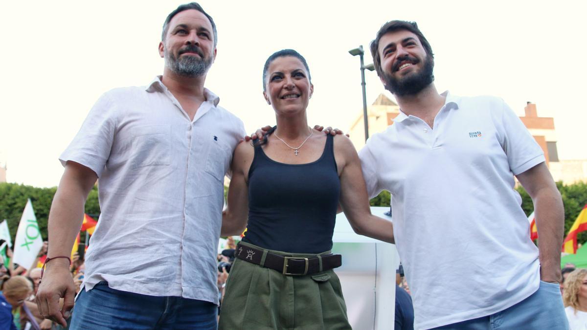 Abascal junto a Olona (laminada) y García-Gallardo (autolaminado). En Vox quien se mueve no sale en la foto