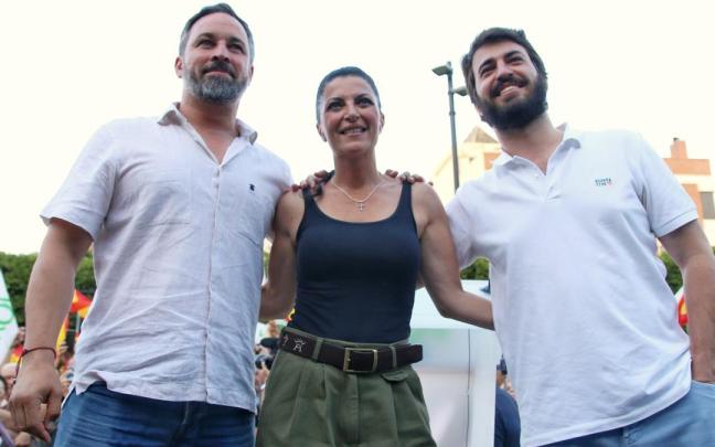 Abascal junto a Olona (laminada) y García-Gallardo (autolaminado). En Vox quien se mueve no sale en la foto / E.P. Abascal junto a Olona (laminada) y García-Gallardo (autolaminado). En Vox quien se mueve no sale en la foto