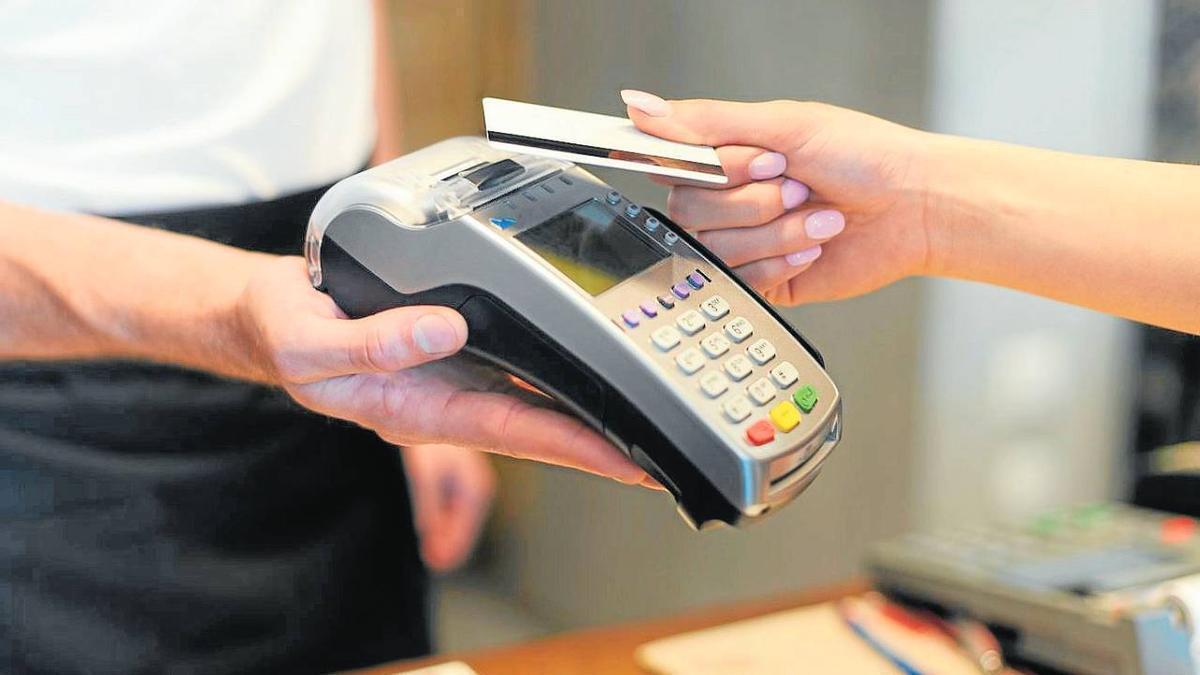 Más de la mitad de los pagos distintos al efectivo se realizan con tarjeta.