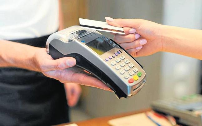 Más de la mitad de los pagos distintos al efectivo se realizan con tarjeta.
