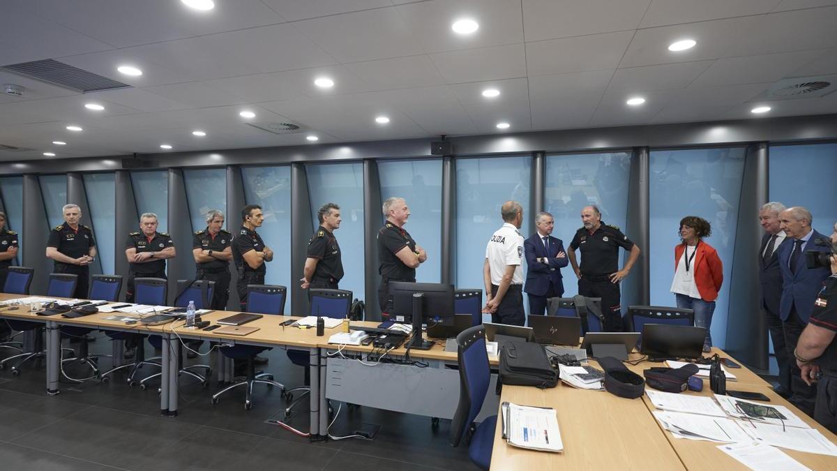 El lehendakari durante su visita a la Mesa de Coordinación de Tráfico y Emergencias que gestiona el Tour.