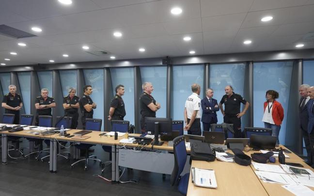 El lehendakari durante su visita a la Mesa de Coordinación de Tráfico y Emergencias que gestiona el Tour.
