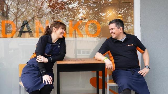 Naiara Abando y David Rodríguez ante el restaurante Danako que han dirigido durante veinte años.