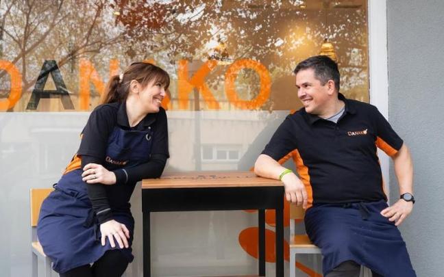 Naiara Abando y David Rodríguez ante el restaurante Danako que han dirigido durante veinte años.