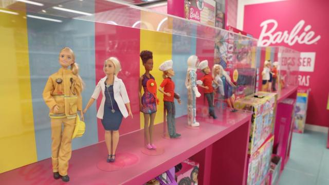 Muñecas de Barbie colocadas en la sección de juguetería infantil del Corte Inglés Preciados.