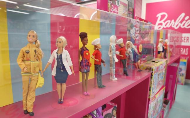 Muñecas de Barbie colocadas en la sección de juguetería infantil del Corte Inglés Preciados.
