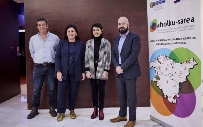 Nerea Melgosa, Xabier Legarreta, Ignacio Fariña y Rocío Calderón en la presentación del balance de Aholku Sarea 2025
