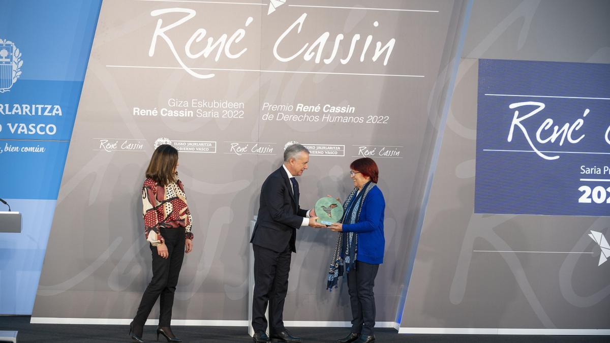 La historiadora nicaragüense Dora María Téllez recogiendo el Premio René Cassin 2022.