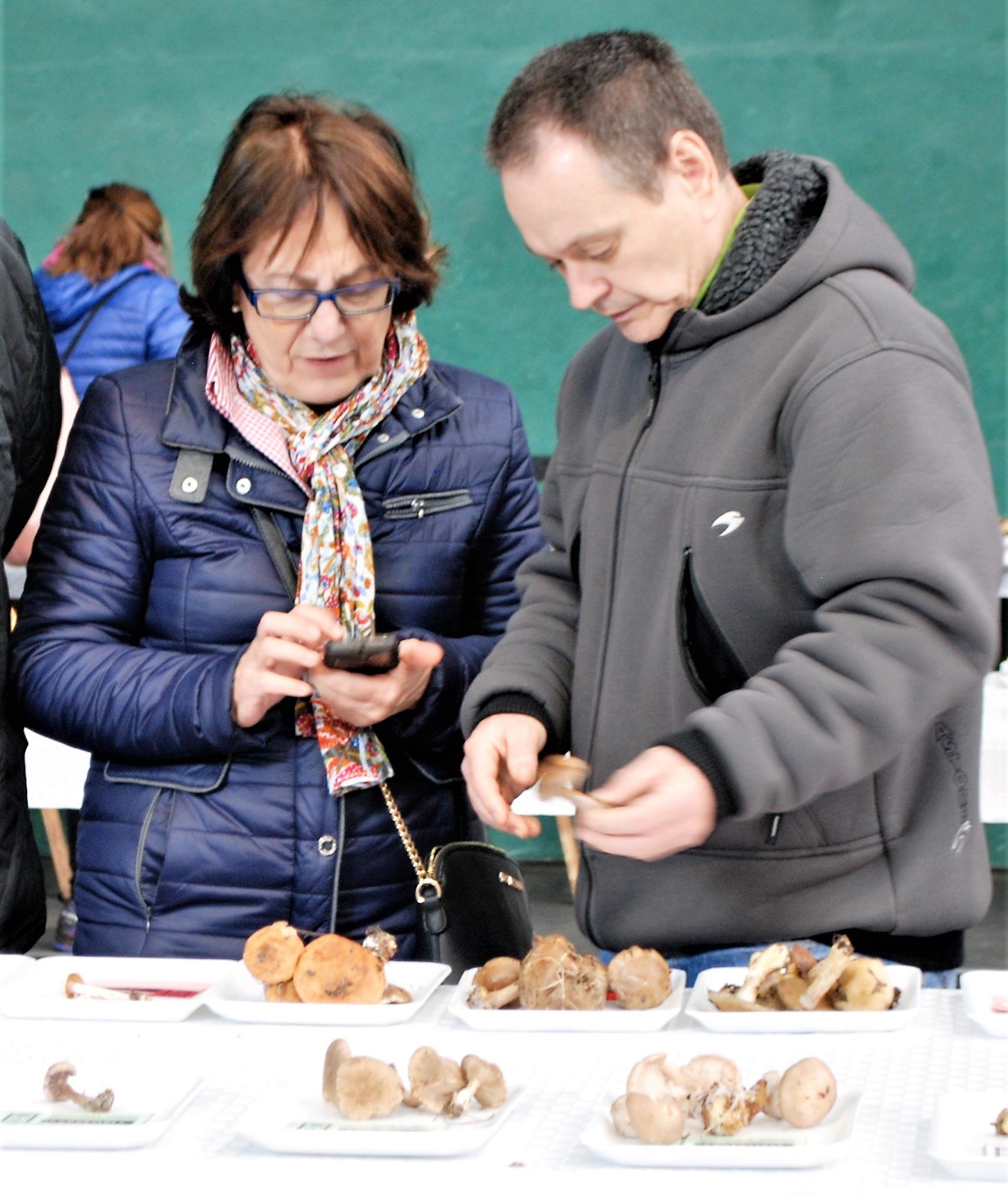 El micólogo Alberto Villabuena aclarandole dudas sobre una especie de seta a una señora