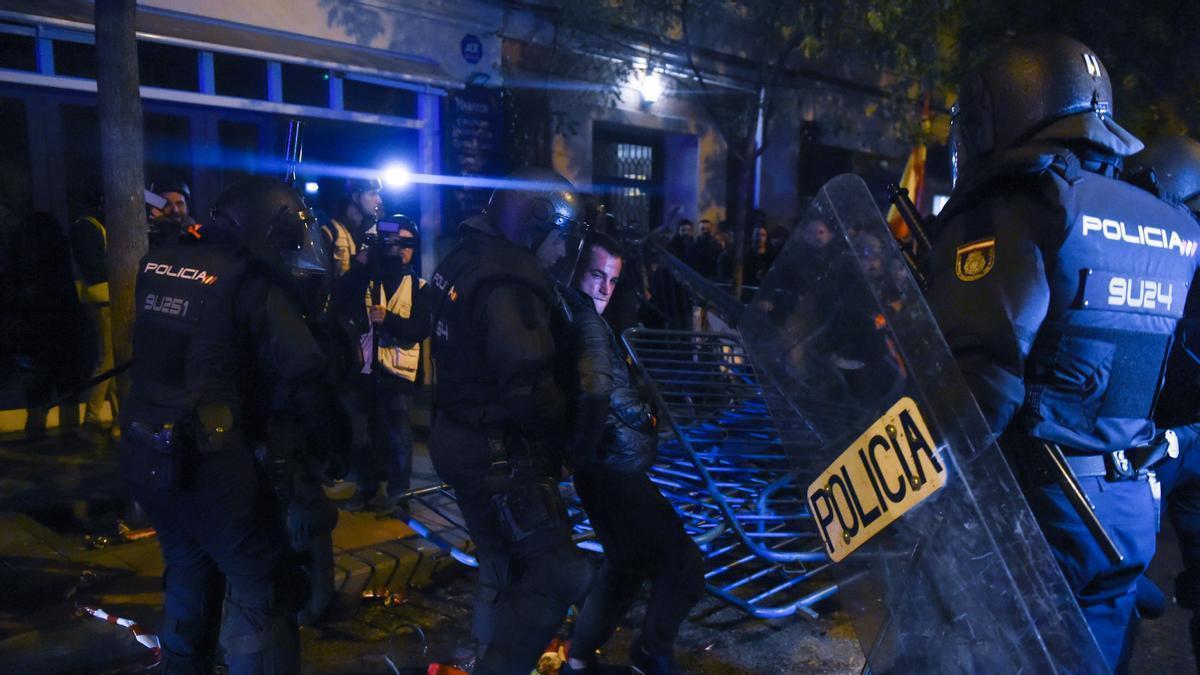 La policía detiene a uno de los participantes en las concentraciones frente a la sede del PSOE en Ferraz.