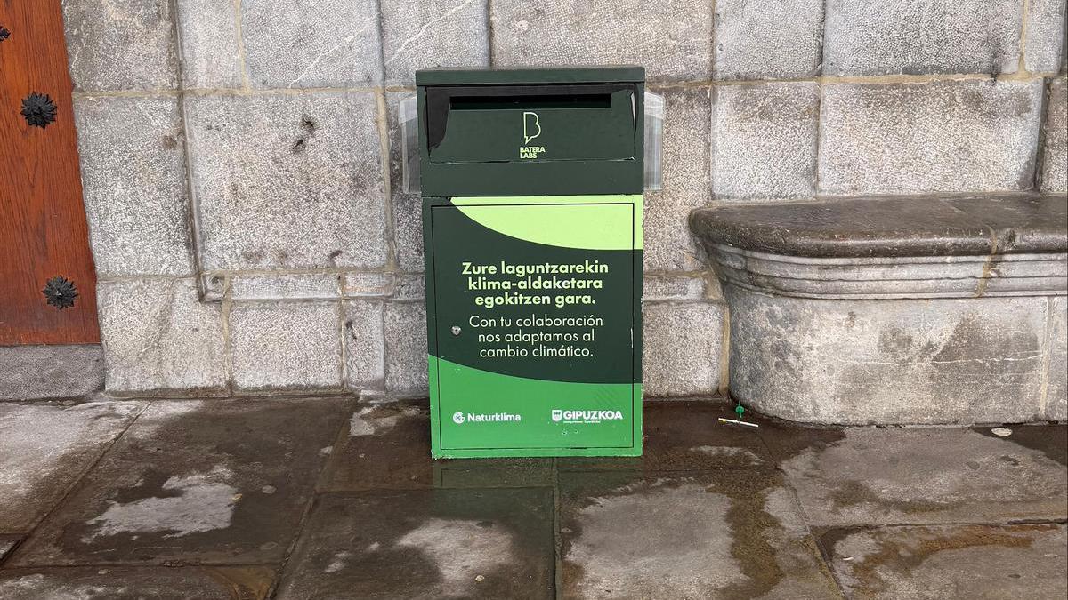 El buzón de Bateralabs se ha colocado junto a la entrada principal a la casa consistorial.