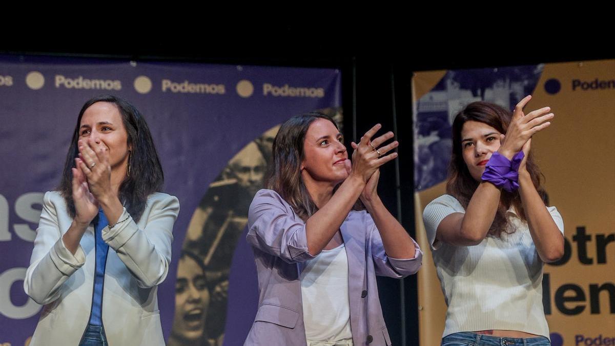 La secretaria general de Podemos y ministra de Derechos Sociales y Agenda 2030 en funciones, Ione Belarra; la ministra de Igualdad en funciones, Irene Montero; y la portavoz del partido Isa Serra.