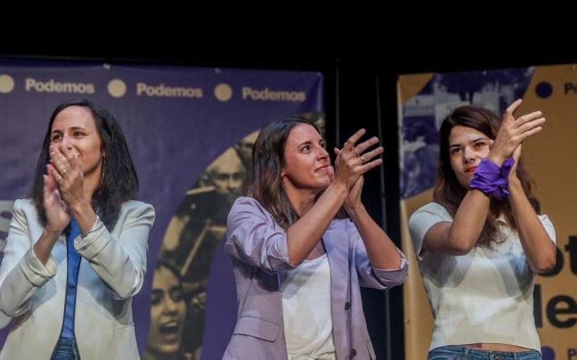 La secretaria general de Podemos y ministra de Derechos Sociales y Agenda 2030 en funciones, Ione Belarra; la ministra de Igualdad en funciones, Irene Montero; y la portavoz del partido Isa Serra. La secretaria general de Podemos y ministra de Derechos Sociales y Agenda 2030 en funciones, Ione Belarra; la ministra de Igualdad en funciones, Irene Montero; y la portavoz del partido Isa Serra.