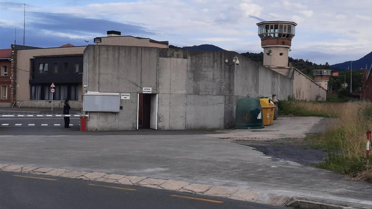 Fachada de la cárcel de Basauri, en la que el acusado se halla cumpliendo condena. / EP