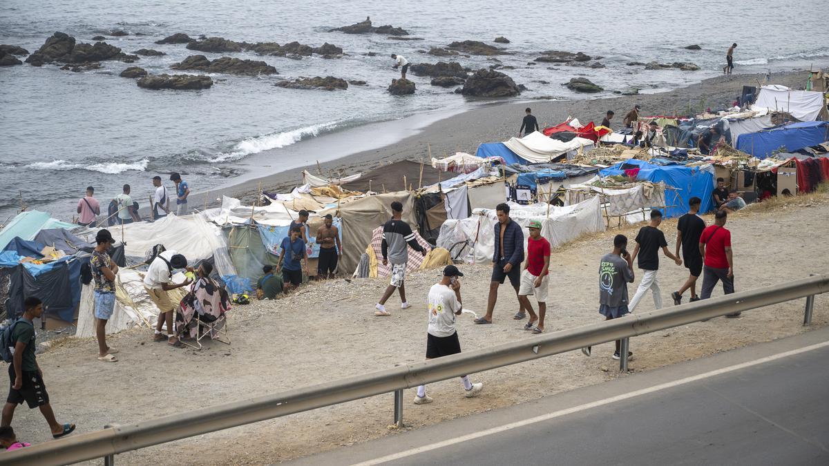 La playa del Trampolín concentra un gran número de chabolas improvisadas pese al intento de traslado previo de personas migrantes a otros espacios habilitados.