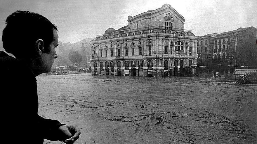 Un hombre contempla el Teatro Arriaga, que se antoja una ‘isla’ rodeada de agua. | FOTO: ÁNGEL RUIZ DE AZUA