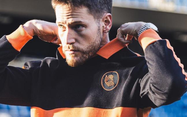 Álex Remiro con el nuevo jersey 'retro' de Arconada. / R.S.