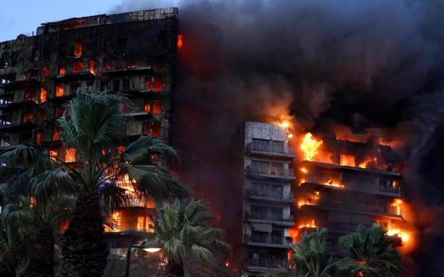El edificio incendiado en Valencia.