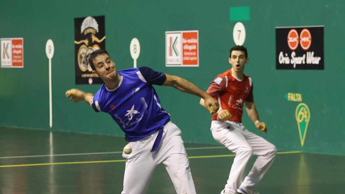 Darío Gómez entra de derecha ante Jokin Altuna.