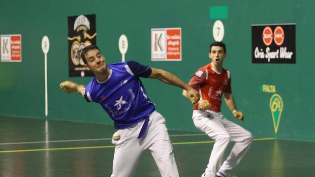 Darío Gómez entra de derecha ante Jokin Altuna.