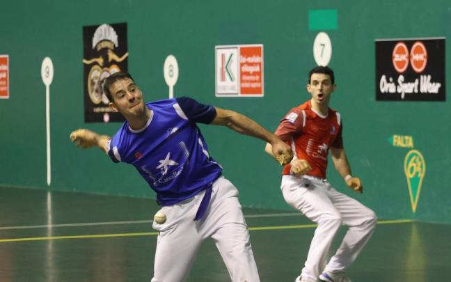 Darío Gómez entra de derecha ante Jokin Altuna.