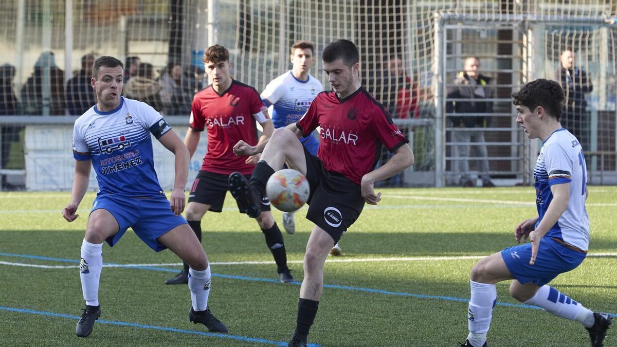 Munárriz (i), autor del 1-0, en un lance del Burladés-Subiza.