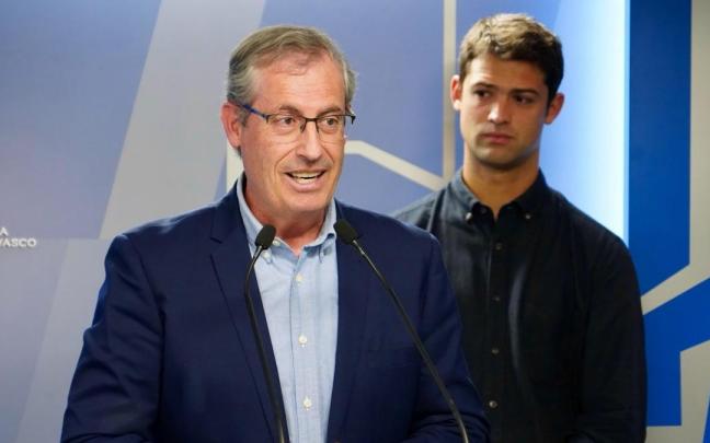 El burukide Markel Olano, con Joseba Díez Antxustegi