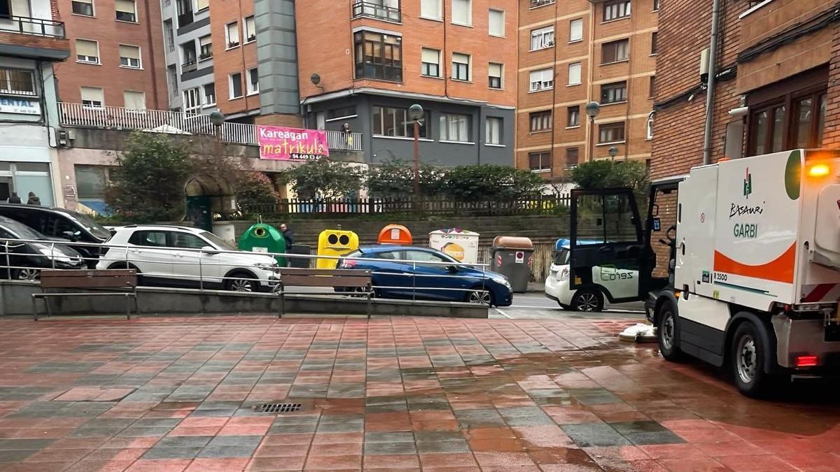 El nuevo vehículo lava aceras ya está en funcionamiento
