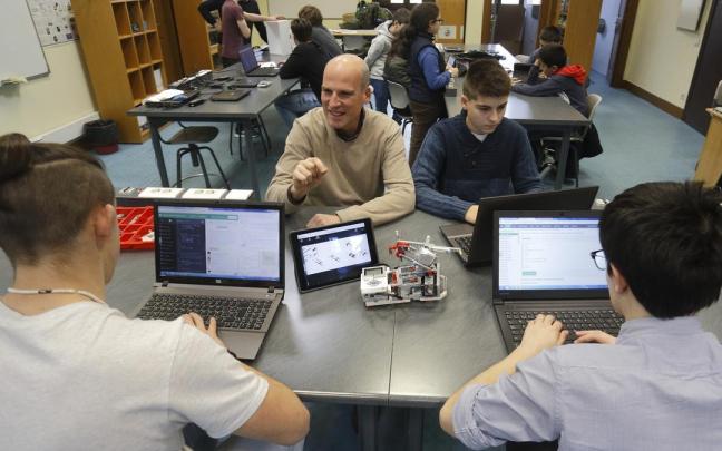 Reportaje sobre las actividades que desarrollan en el Instituto Miguel de Unamuno de Bilbao.