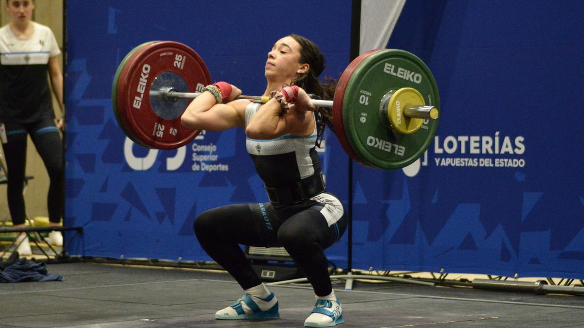 La zarauztarra Malen Monasterio durante una levantada en una competición.