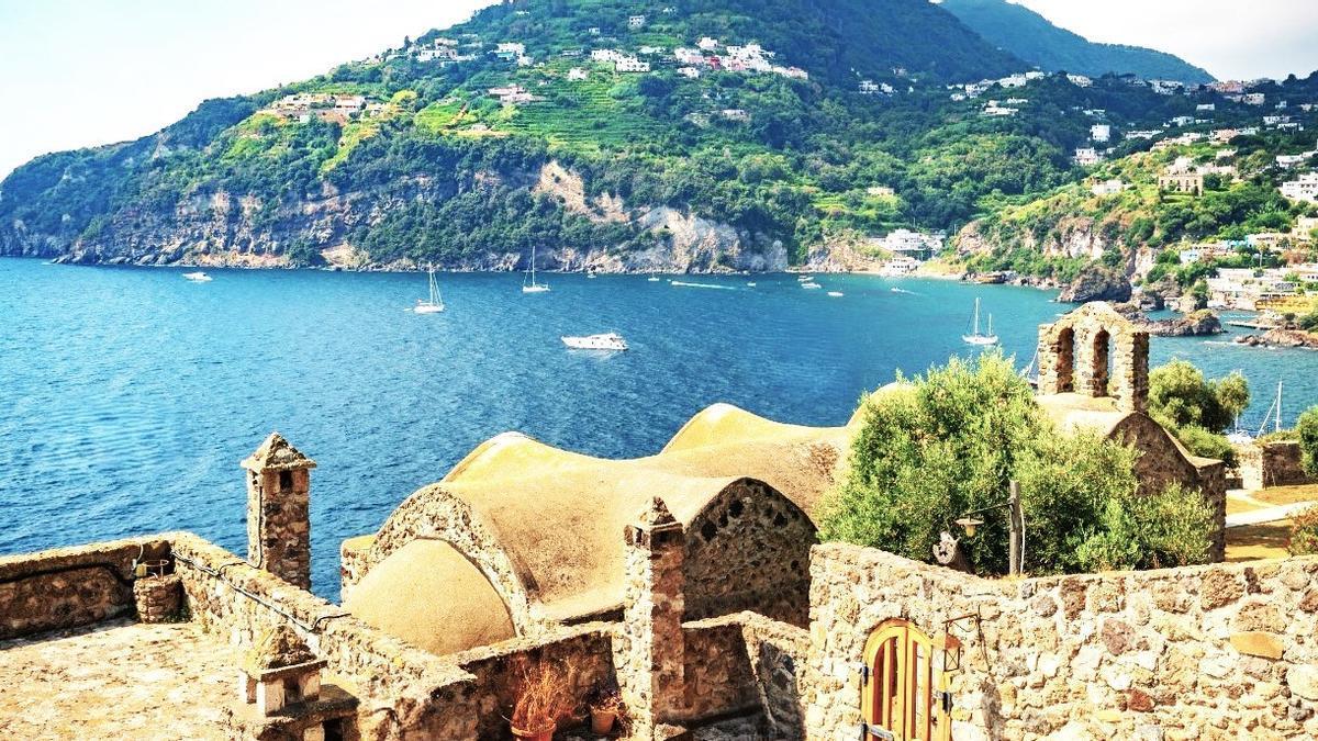 Ischia, bañada por el Mar Tirreno.