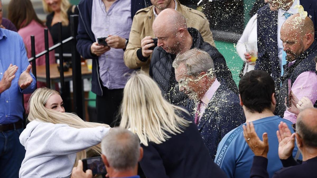 Momento en el que la joven lanza un batido a Nigel Farage.