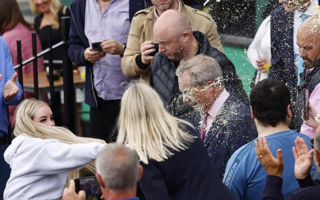 Momento en el que la joven lanza un batido a Nigel Farage.
