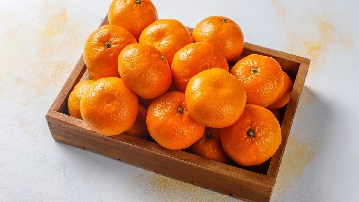 Una caja de mandarinas clementinas.