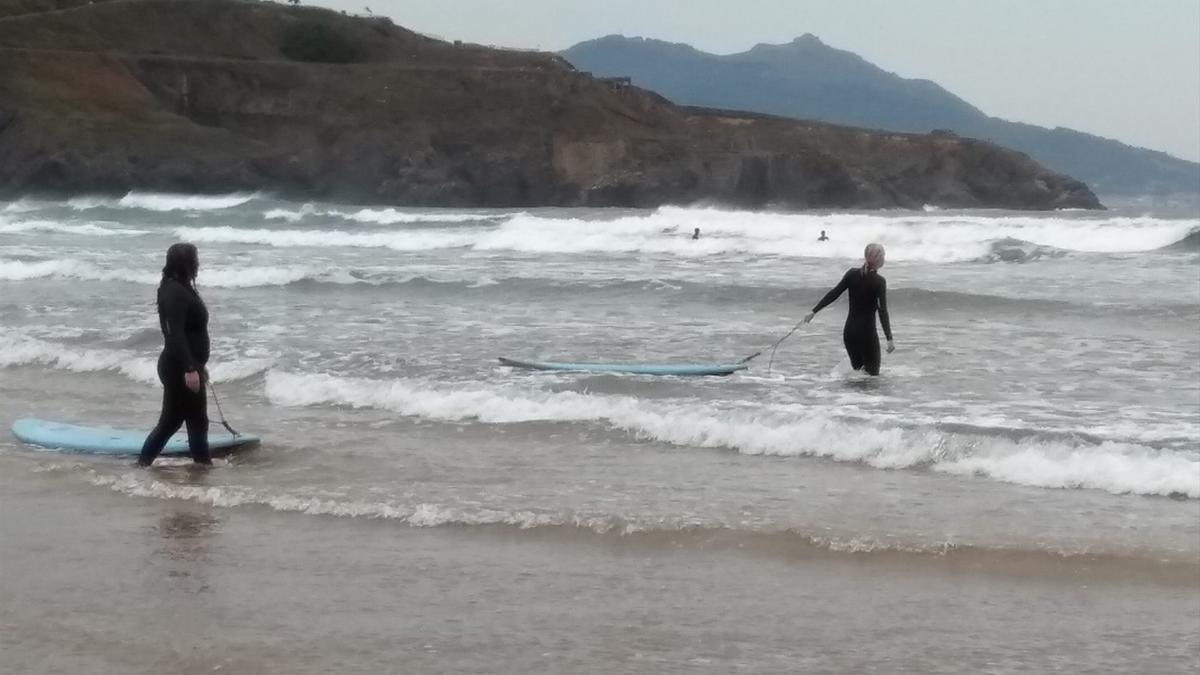 Surfistas aprovechan las olas en la playa vizcaína de Muskiz.