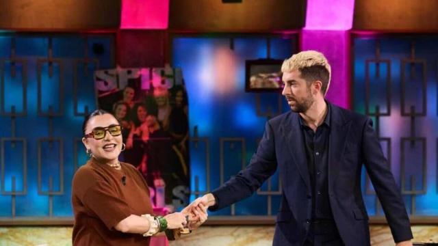 Candela Peña saluda a David Broncano en 'La Revuelta'