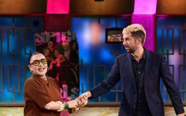 Candela Peña saluda a David Broncano en 'La Revuelta'