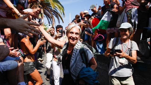 Ada Colau, durante la despedida a la Global Sunat Flotilla en el Puerto de Barcelona.