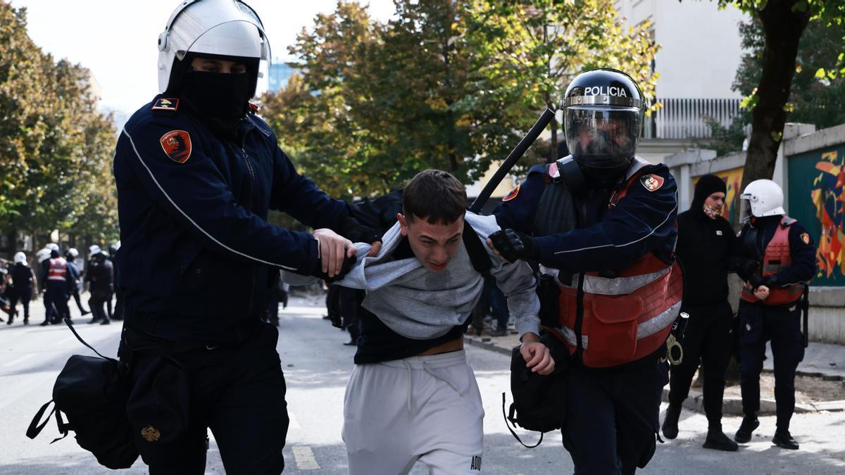 Manifestantes se enfrentan a la policía antidisturbios mientras los disturbios continúan por cuarto día consecutivo.