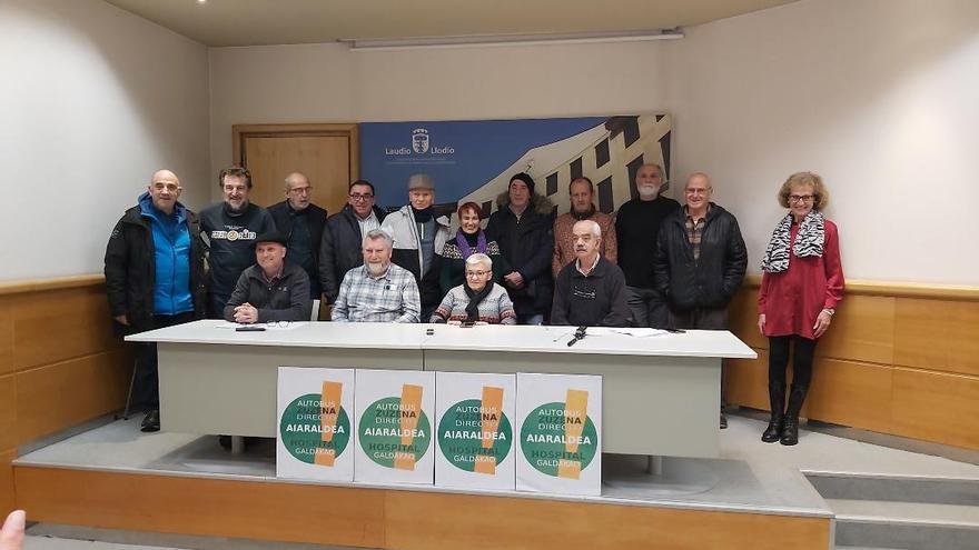 Pensionistas de Aiaraldea en una de sus muchas comparecencias exigiendo bus directo al hospital de Galdakao