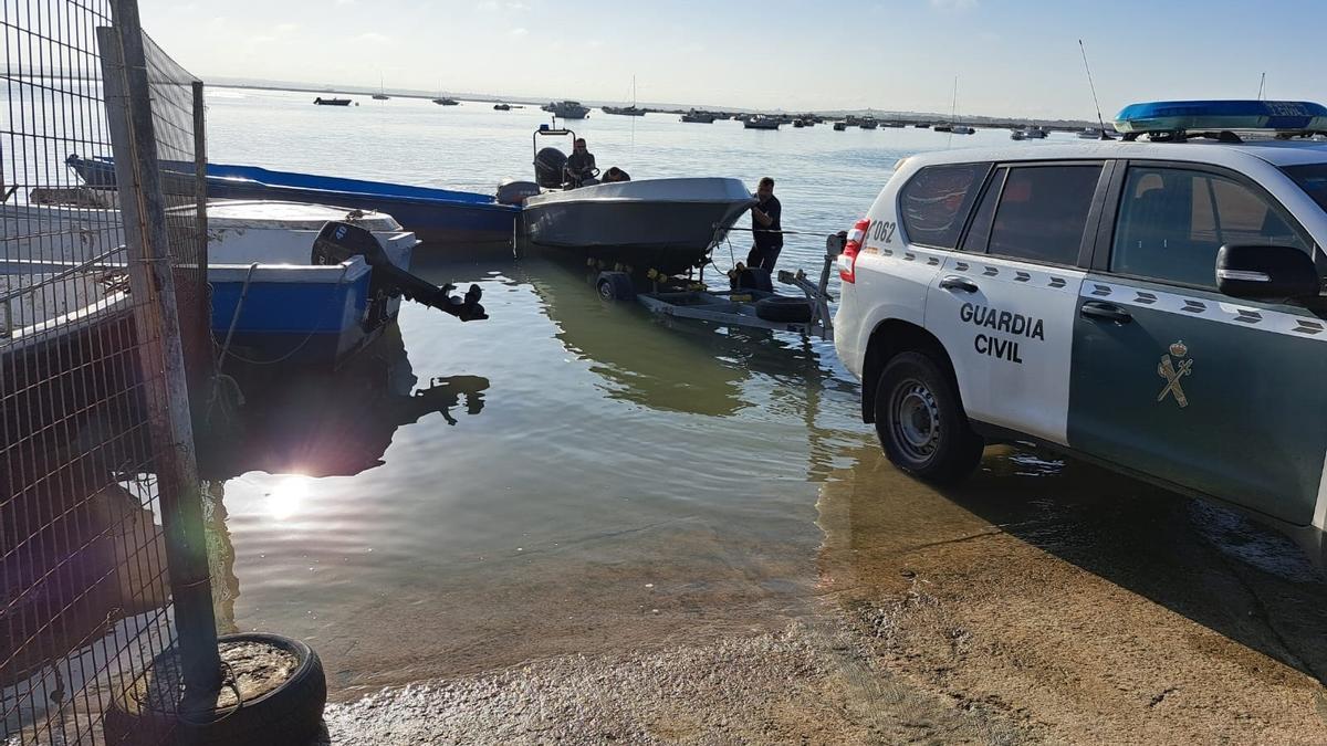 Guardias civiles en un operativo contra el narcotráfico en el Estrecho.