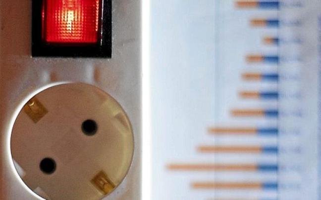 Una largadera de varios enchufes encendida.