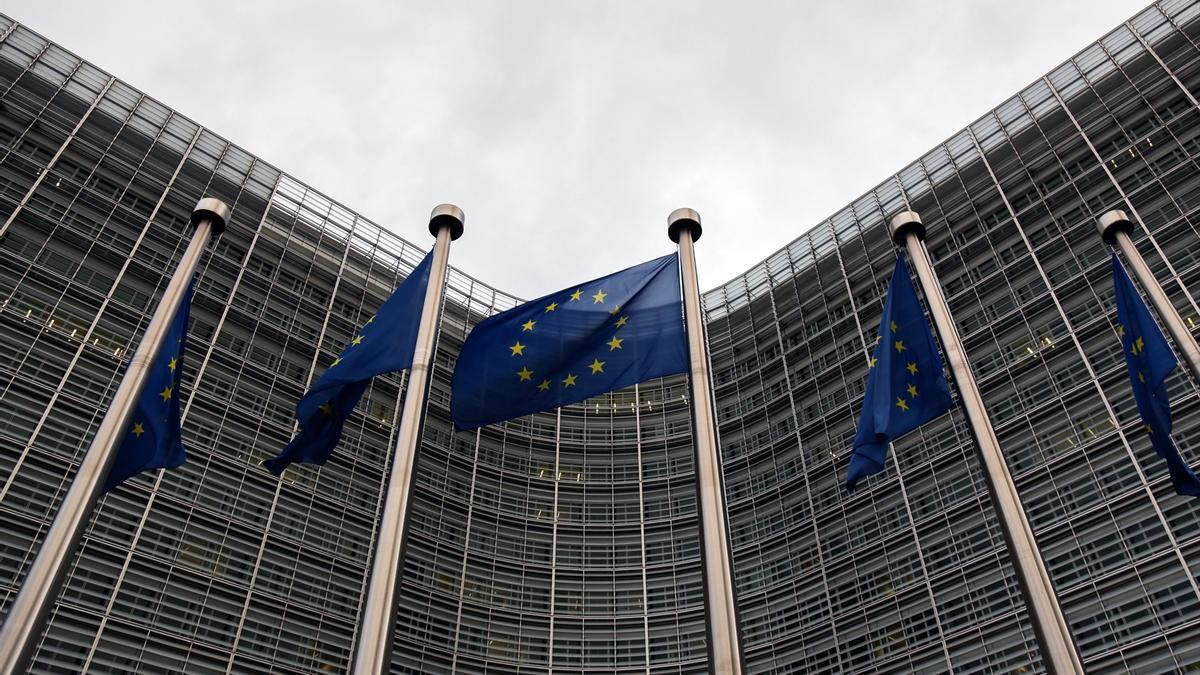Foto de archivo de varias banderas de la UE en la sede de la Comisión Europea, en Bruselas.