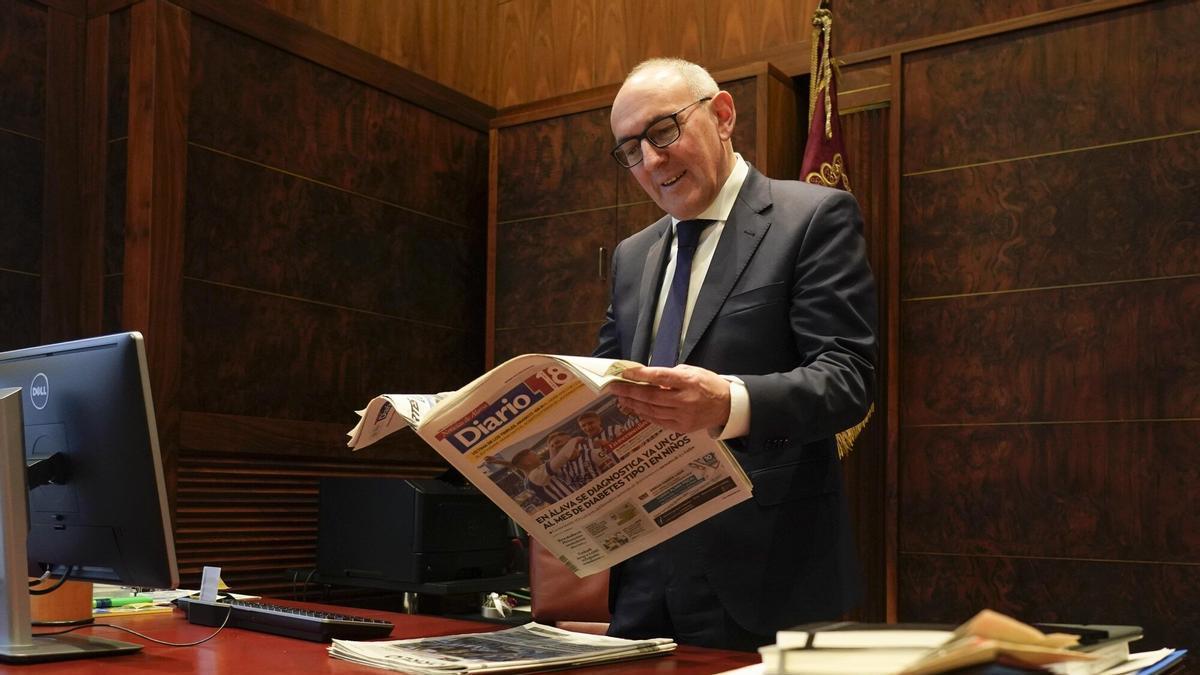 Ramiro González lee el periódico en papel por las mañanas