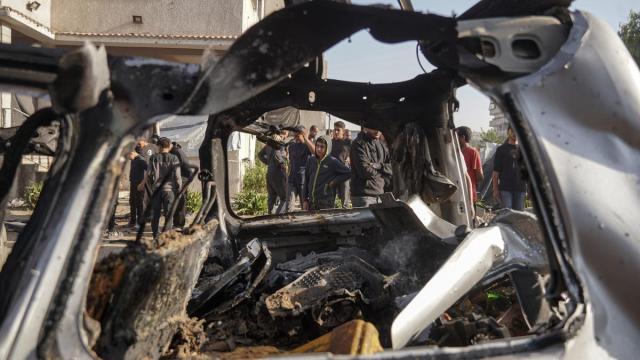 Un vehículo destruido durante un ataque israelí en Gaza.