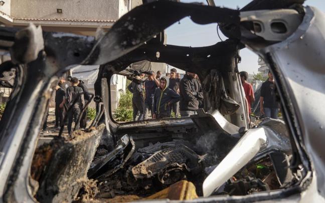 Un vehículo destruido durante un ataque israelí en Gaza.