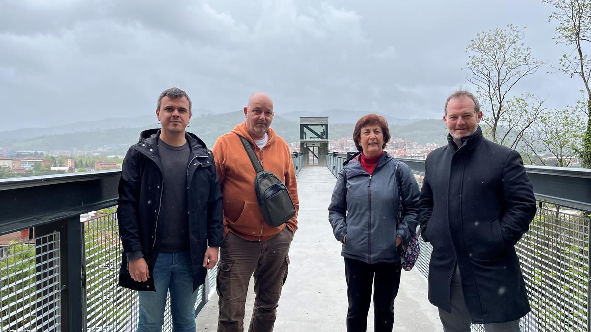 Representantes municipales y de la asociación de vecinos de Aperribai, en el nuevo ascensor